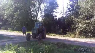 Трактор и машина.