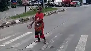 viral, penari jalanan yang bikin heboh pengendara