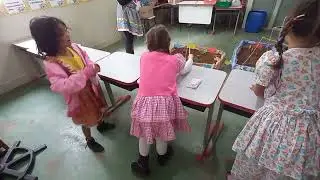 Lis tentando pescar, mas é tão pequenininha que tem que subir na mesa kkkk