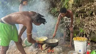 Rain caught us at the canaries river almost stop our pot (fried wings reggae bananas and veg rice)🇱🇨