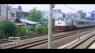 Loko CC 2061390 KA Argo Parahyangan dan Loko CC 2061317 KA Gerbong Kontainer berpapasan di St Buaran