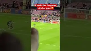 Piqué después de su retirada con sus hijos jugando en el Camp Nou.