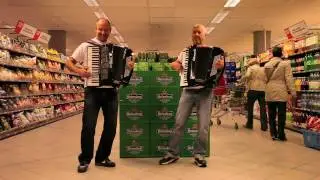 Knappe boys spelen Zomerhit Polka in de Albert Heijn