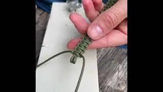 Creare un bracciale in paracord.  FugettaMusicista: Ilya TruhanovUrl: 