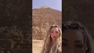 En las pirámides de Giza en Egipto - @LaDiannita
