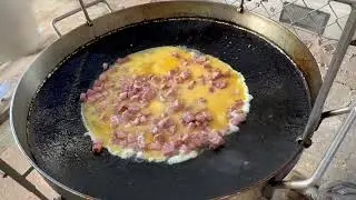 El primo guisando huevos con tocineta y que buen sabor tienen