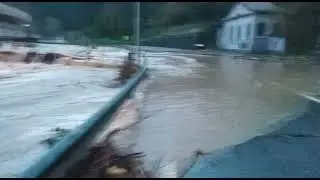 Deba ibaiak gainezka Carmelo Mendizabal lantegiaren zubian