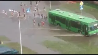 В Бресте после ливня дети «купались» на затопленной дороге