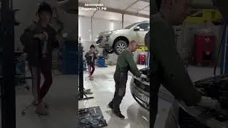 Мужик не ожидал что у него мастер девушка￼😂😱🤦‍♀️