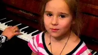Это ЧУДО, а не девочка!!! Я балдею от неё))) (Катя репетирует с мамой Настей  песенку))