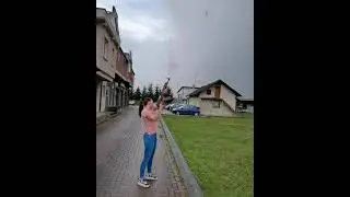 Devojka puca iz kalas AK-47 😱