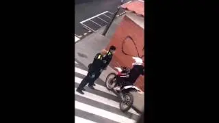 Hombre es tirado su moto por la policía |Cuarentena en España