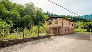 Na mirni lokaciji v Cerknem prodamo dvostanovanjsko hišo, ki se nahaja na koncu ulice