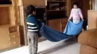 intentando doblar la sabana