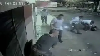 Motorista sobe em calçada e atropela criança e 2 homens no Ceará!!