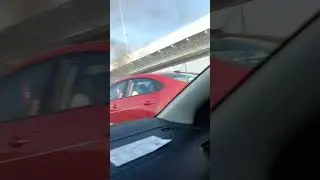 Москва мкад, десятки небезраличных людей, помогают тушить горящий автомобиль #мчс #пожар #shorts #чп