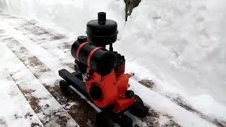 Американский винтажный  стационарный двигатель Бриггс и Страттон   Briggs and Stratton 1943 года.