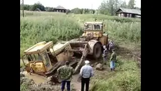 Трактор засасывает в грязь