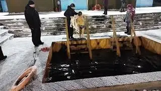 ВОСВОД Кузбасса.  В купели на проспекте Притомском 15 в Кемерово окунулись 550 человек. Видео.