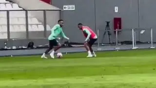 NEYMAR A ÉPOUSTOUFLÉ LES PÉRUVIENS AVEC CE SUPERBE BUT À L'ENTRAÎNEMENT DE L'ÉQUIPE NATIONALE BRÉSIL