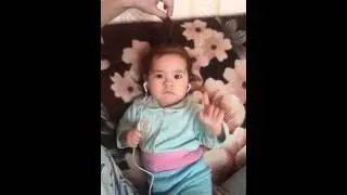 Милана поёт в наушниках