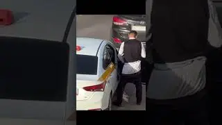 Чем занимается этот таксист? 🤔 