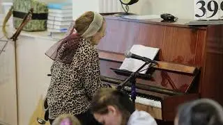 В церкви святой,в союзе с Тобой.Соло.