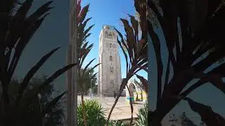 Белая башня рядом с акведуком #short