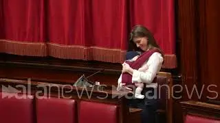 In Aula alla Camera per la prima volta una deputata allatta il suo bebè