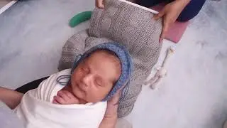 Envoltorio en contenedor (camita) en fotografía newborn