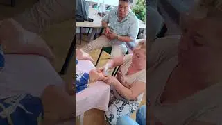 Работа с подошвами ног с помощью БиоЭнергоМассажера Magic Foherb