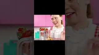 полная сцена с суши и клубничным мороженым