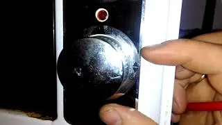 The SATURN electric oven does not heat the top heating element.