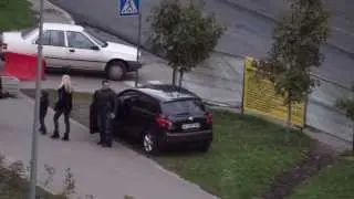 По траве, по тротуару.