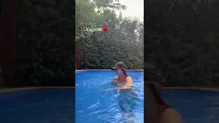Mine Tugay yağmura aldırmadan havuza giriyor