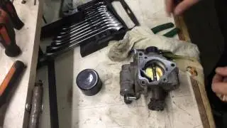 Cleaning the throttle valve on Mazda 3. Molykote D-321R.