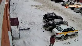 Упавший с крыши дома снег повредил автомобиль