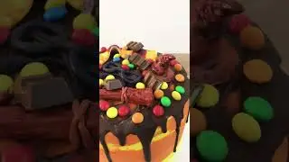 Торт на день рождения !внутри шоколадный бисквит . Прослойка сыр маскарпоне  с взбиты сливками 🎂