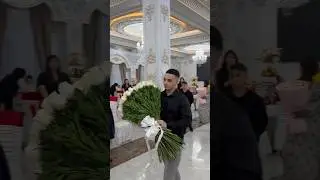 Внуки подарили бабушки шикарные цветы