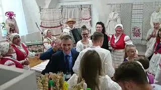 Мотольскі сусідэ. Вынос коровая