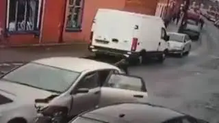 Kaza Yapıp arabadan kaçan 50 kişi :D
