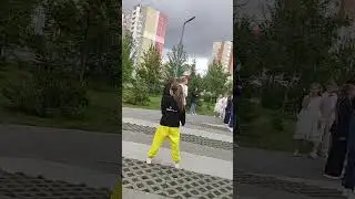 выход на сцену в сквере Льва Ровнина