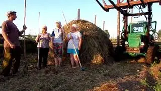 Анастасия ворошит и сгребет сено на тракторе Т-40АМ