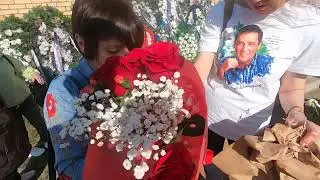 Возложение Цветов на Могилу Юры Шатунова от Гульнары из Кореи от города Гочана, с любовью Красные Цв