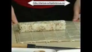 Ролл с копченым угрем, авокадо и огурцом.mp4