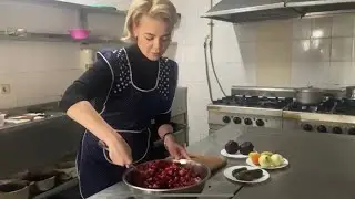 Аліна Гросу показала, як готує для переселенців та допомагає їм із житлом