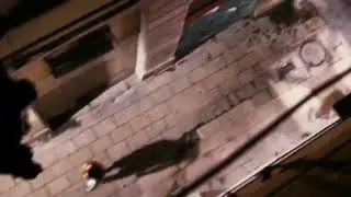 Un ladrón salta de un balcón del Gòtic