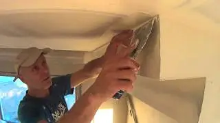 Szpachlowanie, spoinowanie płyt narożnika wewnętrznego.