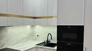 Кухня угловая. В белом цвете с инкрустацией латуни