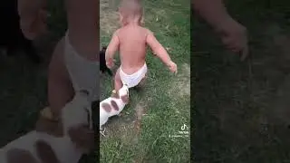 Чуть памперсы не потерял Малыш🤣😍